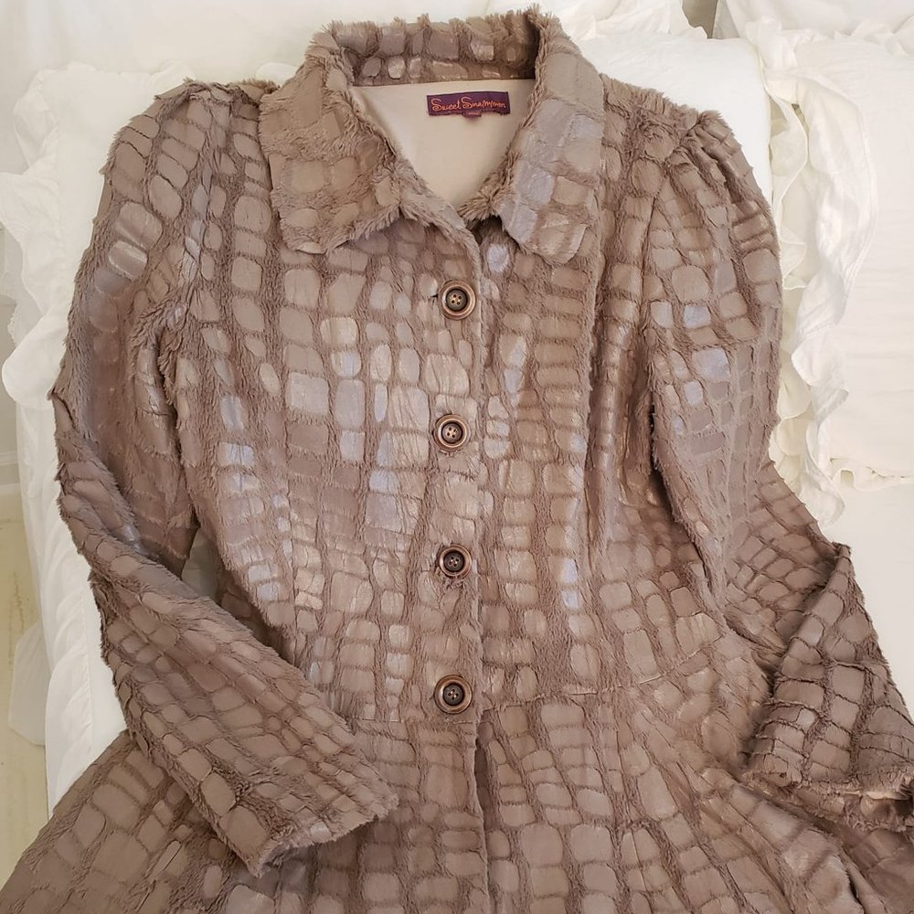 Jacket Sweet Sinnamon Tan Large Fuzzy Furry Shimmery Lining Hip Length Boutique